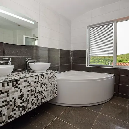 Vila Modern Relaxing In Zaton Gacelezi